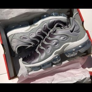 Wolf grey vapormax plus